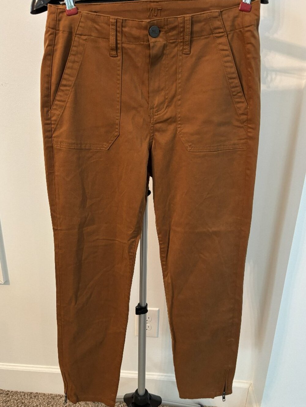 Kut from the Kloth Ankle Straight Leg with stretch.  Sz 8 NEW without tag.